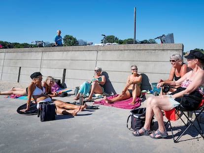 Un grupo de mujeres se sientan en el parque de la playa Amager, en Copenhague, Dinamarca.