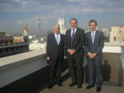 El presidente de la Cámara de Comercio de Madrid, Arturo Fernández; el embajador cubano en España, Eugenio Martínez Enríquez, y el director de la Cámara de Comercio madrileña, Carlos Prieto.