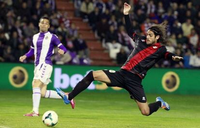 Larrivey trata de llegar a un balón.