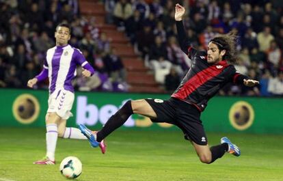 Larrivey trata de llegar a un bal&oacute;n.