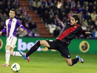 Larrivey trata de llegar a un bal&oacute;n.