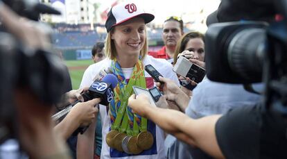 Katie Ledecky con la gorra de los Washington Nationals y las medallas olímpicas que logró en Rio.