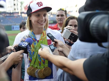 Katie Ledecky con la gorra de los Washington Nationals y las medallas ol&iacute;mpicas que logr&oacute; en Rio.