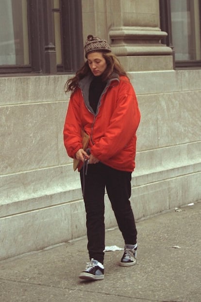 El estilo de la publicista igual le llevaba a clavar un estilismo de noche subida a unos tacones negros, que uno de calle desenfadado, con cazadoras deportivas y zapatillas que bien podría pasar por cualquiera de los que hemos visto en las últimas semanas de la moda.