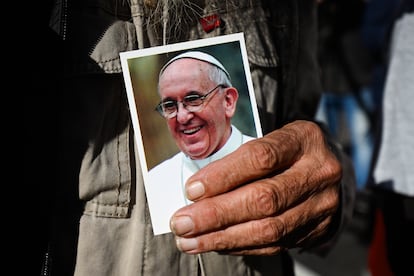 Una persona sostiene una imagen del Papa Francisco en el día del funeral del Papa Francisco, en la Plaza de Mayo, en Buenos Aires (Argentina), el pasado 26 de abril.
