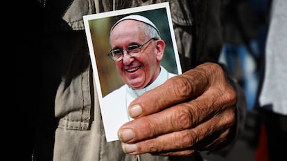 Una persona sostiene una imagen del Papa Francisco en el día del funeral del Papa Francisco, en la Plaza de Mayo, en Buenos Aires (Argentina), el pasado 26 de abril.