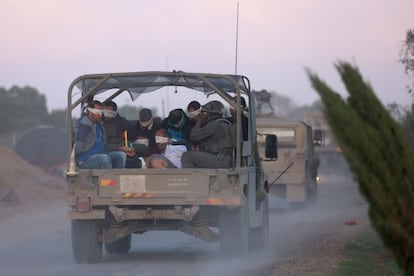 Soldados israelíes, trasladan a palestinos detenidos fuera de la Franja de Gaza.