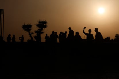 Unas personas pasean al atardecer en una jornada de altas temperaturas en la ciudad de Córdoba.
