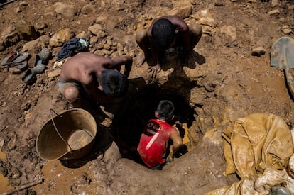 Gracias a su pequeño tamaño, los chicos se encargan de meterse en hoyos para picar. Trabajan en cuclillas, sin camisa y rodeados de barro buscando oro para luego venderlo. Imagen tomada en una mina a cielo abierto en la localidad de El Callao, Estado Bolívar.