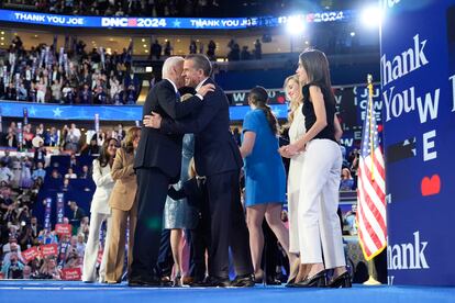 Joe Biden abraza a su hijo Hunter.

Associated Press/LaPresse