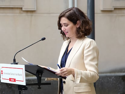 En la foto, la presidenta de Madrid Isabel Díaz Ayuso. En el vídeo, labores en el laboratorio instalado en el interior de la basílica del Valle de Cuelgamuros.