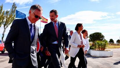 El presidente de Grupo PSA, Carlos Tavares, el rey Felipe VI y la ministra de Industria, Reyes Maroto, a su llegada a la planta de Figueruelas, este lunes. 