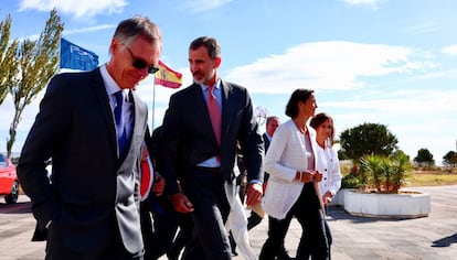 El presidente de Grupo PSA, Carlos Tavares, el rey Felipe VI y la ministra de Industria, Reyes Maroto, a su llegada a la planta de Figueruelas, este lunes.