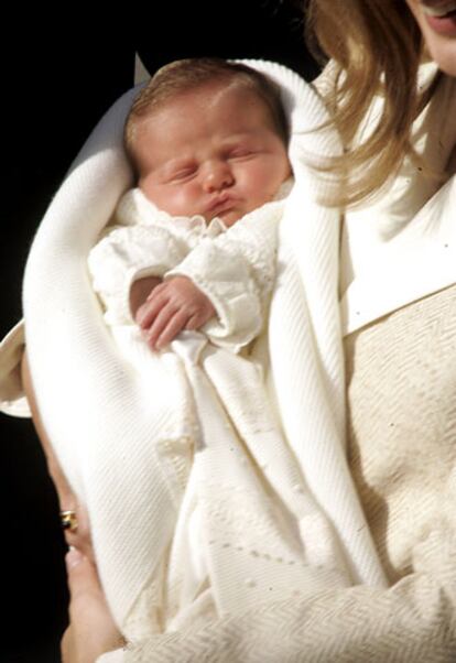 La infanta Leonor, en brazos de su madre, doña Letizia, a la salida de la clínica.