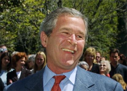 George Bush, ayer, en los jardines de la Casa Blanca tras su regreso de Camp David.