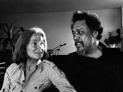 Charles Mingus y su tercera esposa, Sue Graham Mingus, a finales de los setenta.