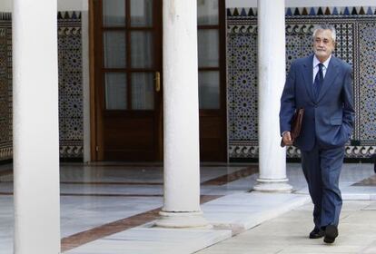 José Antonio Griñán, presidente de la Junta, camina por un patio del Parlamento de Andalucía.