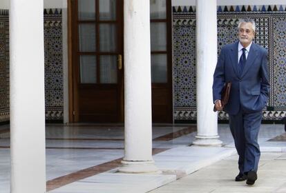 José Antonio Griñán, presidente de la Junta, camina por un patio del Parlamento de Andalucía. 