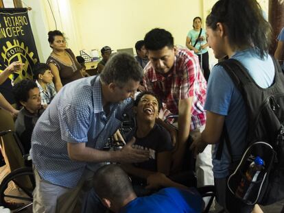 Antonio hace entrega de una silla de ruedas a una persona con movilidad reducida en una de las diversas actividades solidarias que se organizan en el centro.