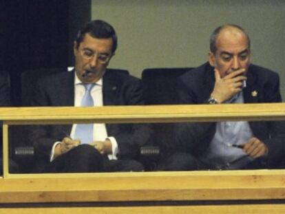 Bilbao (izquierda), junto al diputado general guipuzcoano, Martin Garitano, siguen el último pleno de política general.