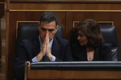 El presidente del Gobierno, Pedro Sánchez, y la vicepresidenta, Carmen Calvo, este miércoles en el debate de los Presupuestos.