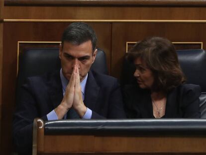 El presidente del Gobierno, Pedro Sánchez, y la vicepresidenta, Carmen Calvo, este miércoles en el debate de los Presupuestos.