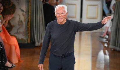 Giorgio Armani tras el último desfile en París.