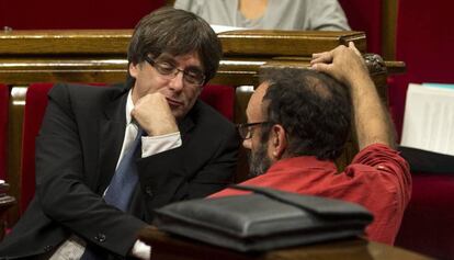 Carles Puigdemont habla con el diputado de la CUP, Benet Salellas en el pleno del debate de política general en el Parlament.