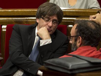 Carles Puigdemont habla con el diputado de la CUP, Benet Salellas en el pleno del debate de política general en el Parlament.