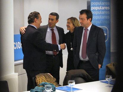 Cobo (a la derecha), mira a Prada en una Ejecutiva Nacional del PP en marzo de 2009.