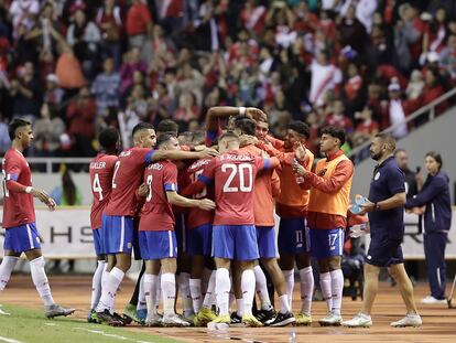 Los jugadores de Costa Rica celebran un gol en un partido amistoso contra Nigeria en el estadio Nacional de San José.