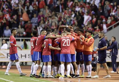 Los jugadores de Costa Rica celebran un gol en un partido amistoso contra Nigeria en el estadio Nacional de San José.