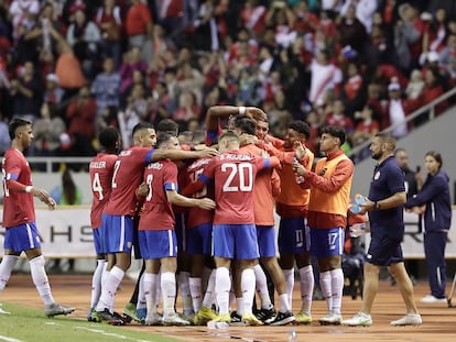 Los jugadores de Costa Rica celebran un gol en un partido amistoso contra Nigeria en el estadio Nacional de San José.