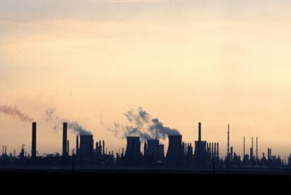 Emisiones de gases contaminantes en una zona industrial en Rumanía.