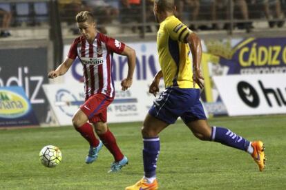 Fernando Torres, ante un defensor del C&aacute;diz
 