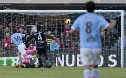 Iago Aspas marca uno de sus dos goles al Valladolid.