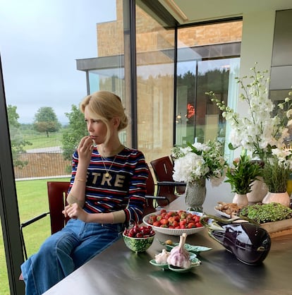 Claudia Schiffer con la primera colección de cerámica que diseñó el año pasado para Vista Alegra y Bordallo Pinheiro. |