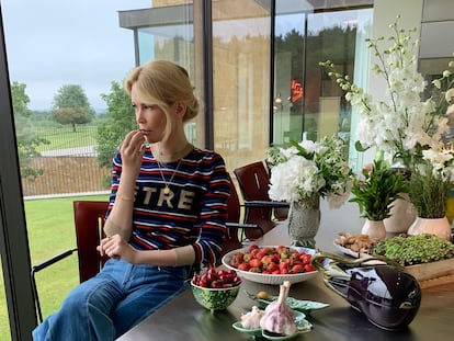 Claudia Schiffer con la primera colección de cerámica que diseñó el año pasado para Vista Alegra y Bordallo Pinheiro. |