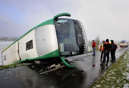 Autobús escolar volcado en Salvatierra (Álava).