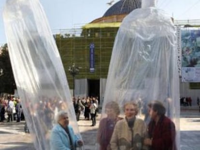 Mujeres enfundadas en dos preservativos gigantes celebran el Día Mundial del Sida, en la Plaza de la Virgen (Valencia)