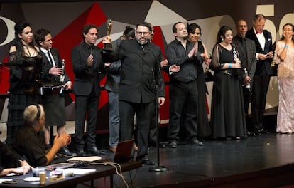 Amir Galvan, director de &#039;La 4&ordf; compa&ntilde;&iacute;a&#039; celebra el premio a mejor pel&iacute;cula.