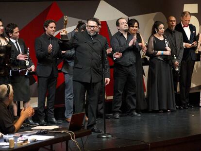 Amir Galvan, director de &#039;La 4&ordf; compa&ntilde;&iacute;a&#039; celebra el premio a mejor pel&iacute;cula.