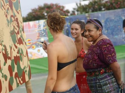 La Premio Nobel Rigoberta Mench&uacute; habla con asistentes al festival Rototom.