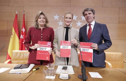 Cristina Cifuentes, acompañada por la consejera de Economía y el portavoz del Gobierno ayer.