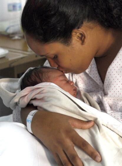 Iderci Reyes, con su hijo recién nacido en el hospital 12 de Octubre.