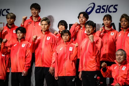 Foto dell'esposizione dell'uniforme olimpica del Giappone. 