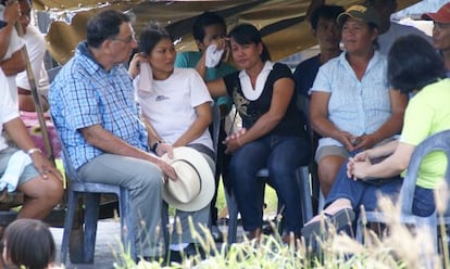 El padre Ángel Calvo, reunido con mujeres de Zamboanga.