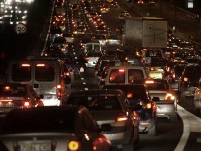 Confluencia de la A-5 y la M-40 en una noche de tráfico denso.