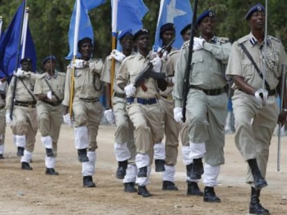 Marcha de la policía somalí el domingo pasado en Mogadiscio.