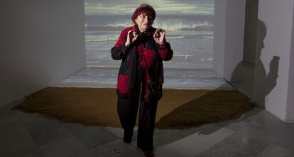 Agnès Varda, en Sevilla con su instalación 'Orilla del mar'.